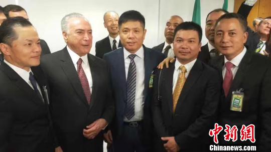 图为出席签署仪式的圣保罗侨领张伟(右三)、王小军(右二)、叶碎永(右一)与巴西总统特梅尔(左二)合影。　钟小新 摄