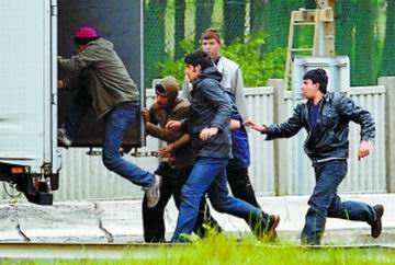 英国:严打非法移民多名华人黑工被抓(图)-中国